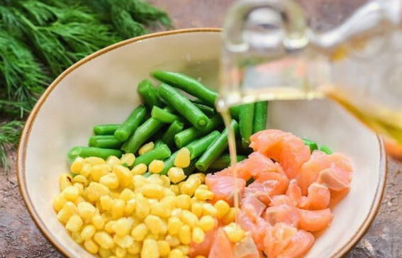 Салат с красной рыбой, стручковой фасолью и кукурузой