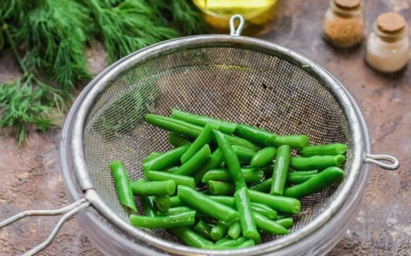 Салат с красной рыбой, стручковой фасолью и кукурузой