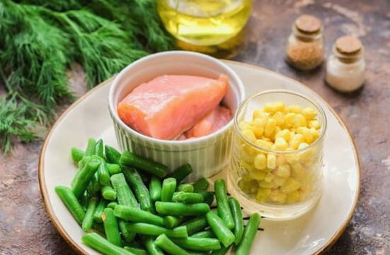 Салат с красной рыбой, стручковой фасолью и кукурузой