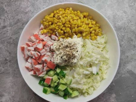 Салат с крабовыми палочками и пекинской капустой без яиц