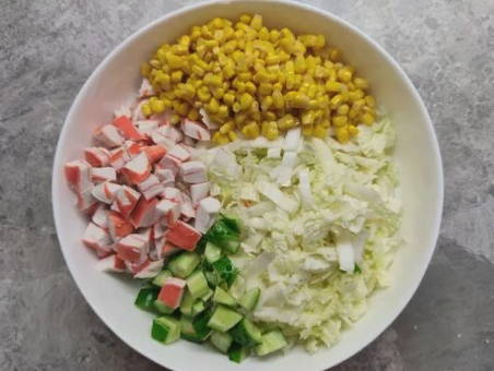 Салат с крабовыми палочками и пекинской капустой без яиц
