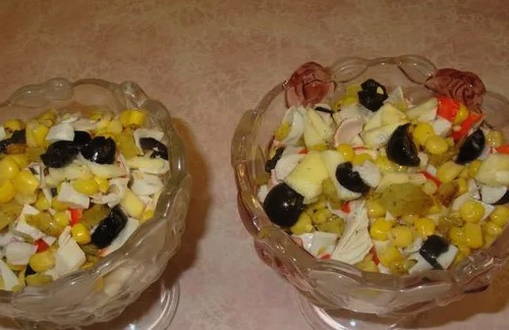 Салат с крабовыми палочками, кукурузой и яблоком