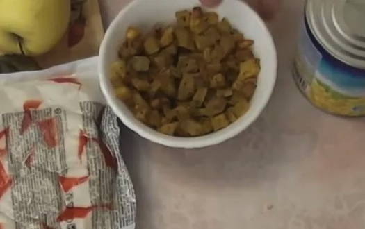 Салат с крабовыми палочками, кукурузой и яблоком