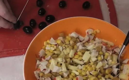 Салат с крабовыми палочками, кукурузой и яблоком