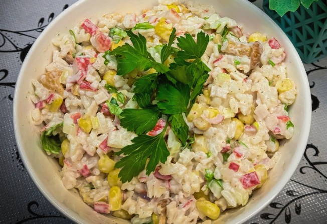 Салат с крабовыми палочками с рисом и кукурузой без яиц