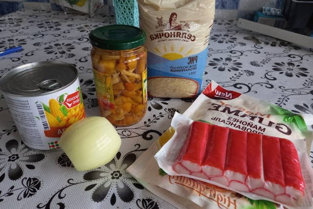 Салат с крабовыми палочками с рисом и кукурузой без яиц