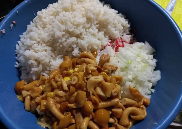 Салат с крабовыми палочками с рисом и кукурузой без яиц