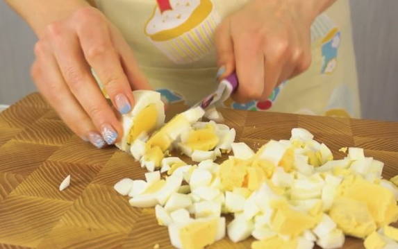 ПП салат с кальмаром, яйцом и огурцом