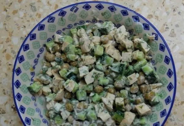 ПП диетический салат с зеленым горошком