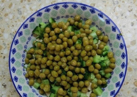 ПП диетический салат с зеленым горошком