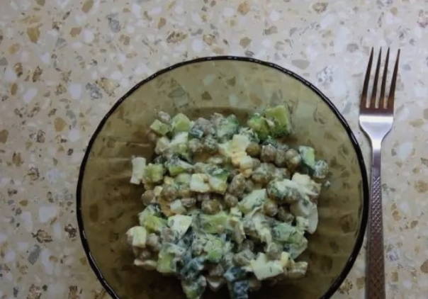 ПП диетический салат с горошком, яйцом и огурцом