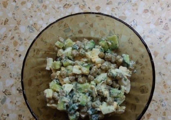 ПП диетический салат с горошком, яйцом и огурцом