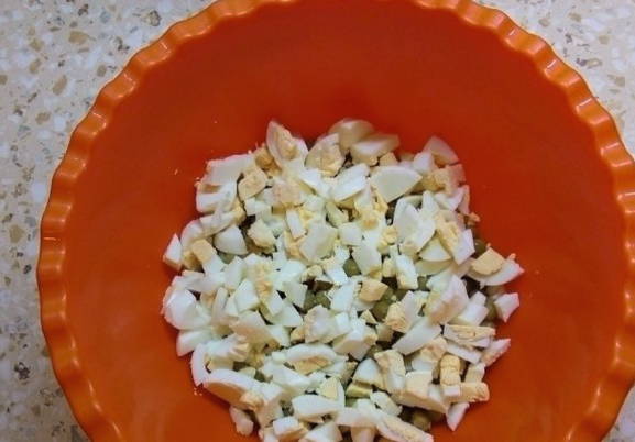 ПП диетический салат с горошком, яйцом и огурцом