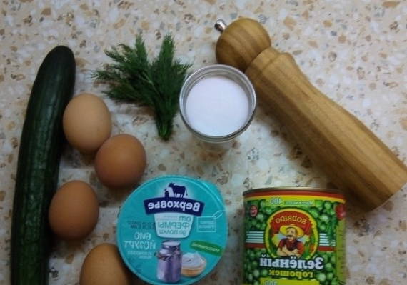 ПП диетический салат с горошком, яйцом и огурцом