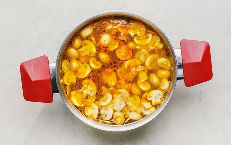 Куриный суп с шампиньонами и картофелем