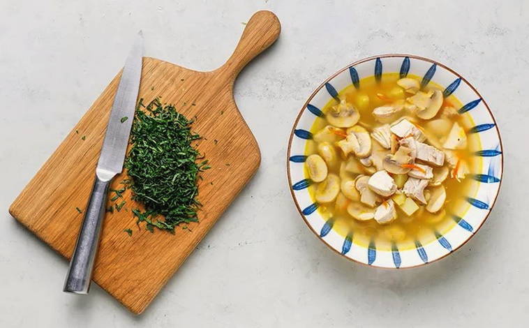 Куриный суп с шампиньонами и картофелем