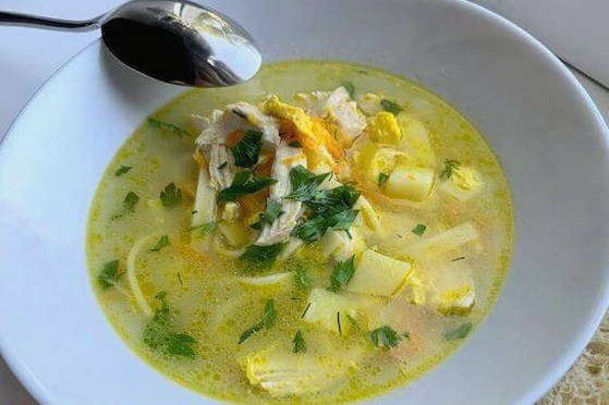 Куриный суп с лапшой, картошкой и яйцом