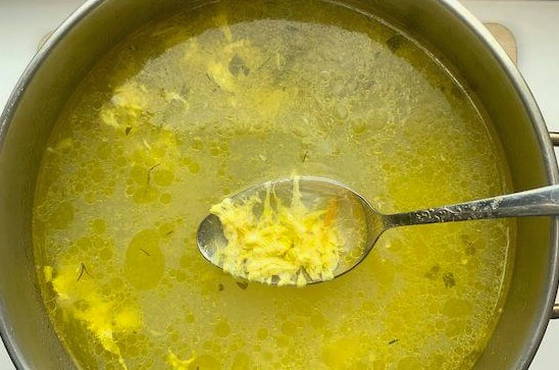 Куриный суп с лапшой, картошкой и яйцом