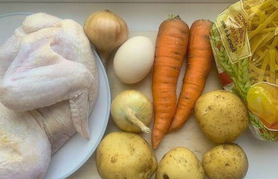 Куриный суп с лапшой, картошкой и яйцом
