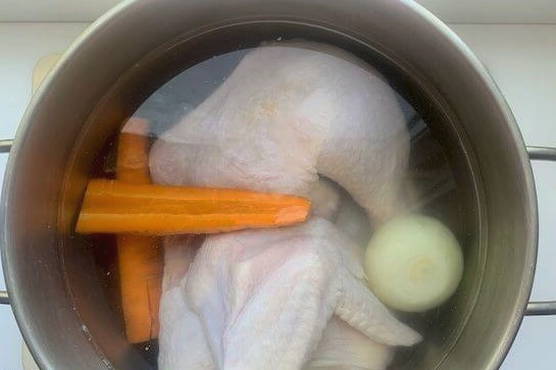Куриный суп с лапшой, картошкой и яйцом