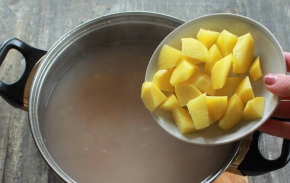 Грибной суп с перловкой и картофелем