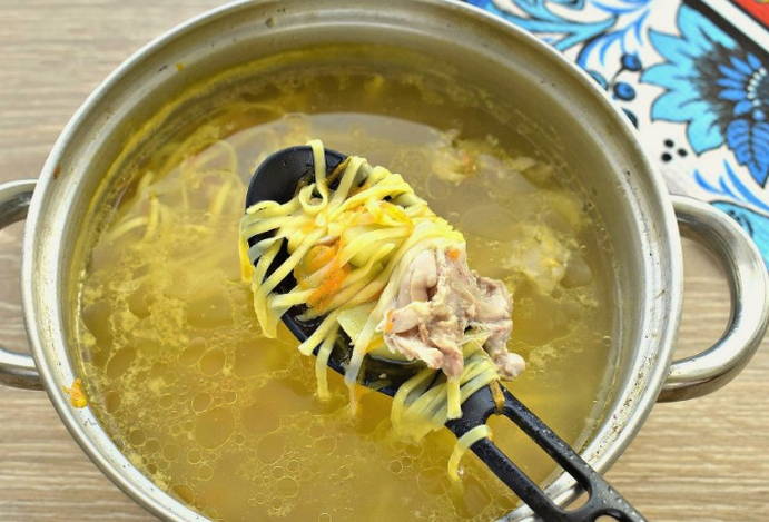 Суп с мясом, лапшой и картошкой