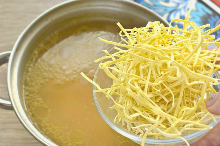 Суп с мясом, лапшой и картошкой