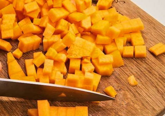 Тыквенный суп-пюре с плавленым сыром и картошкой
