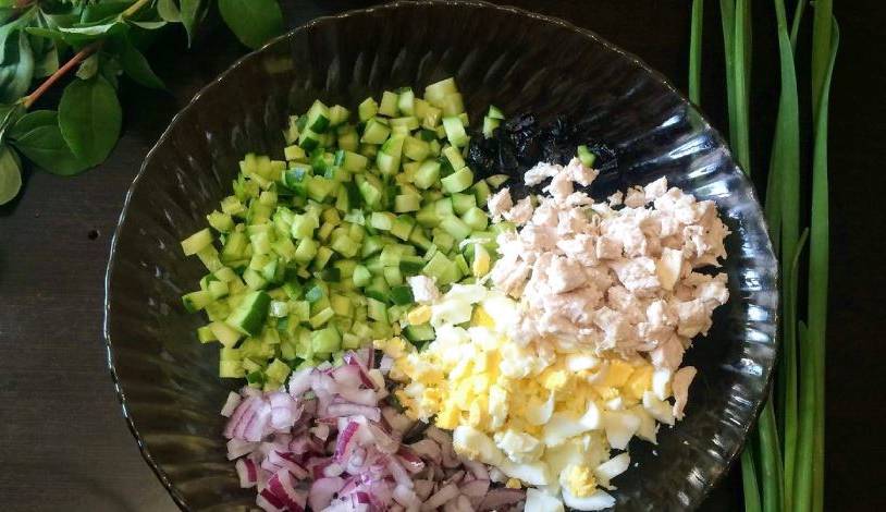 ПП диетический салат с вареной курицей