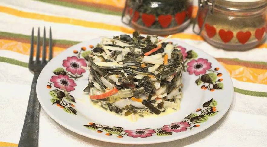 Салат с кальмарами, крабовыми палочками и морской капустой