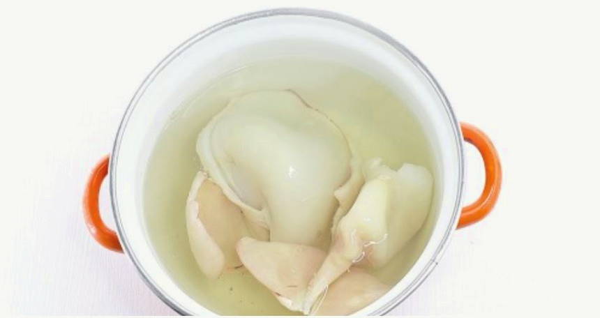 Салат с кальмарами, крабовыми палочками и морской капустой