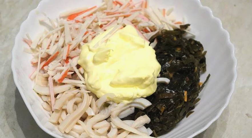 Салат с кальмарами, крабовыми палочками и морской капустой