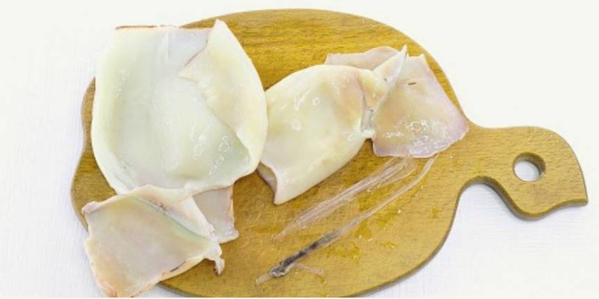 Салат с кальмарами, крабовыми палочками и морской капустой