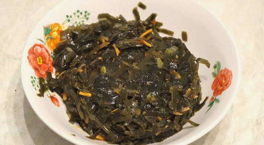Салат с кальмарами, крабовыми палочками и морской капустой