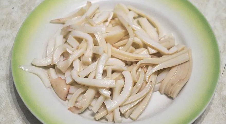 Салат с кальмарами, крабовыми палочками и морской капустой
