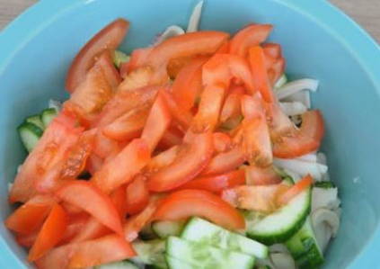 Салат с кальмарами и овощами