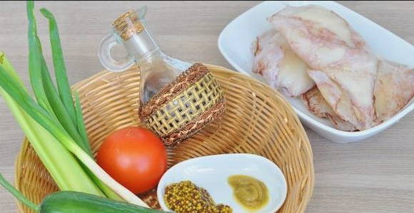 Салат с кальмарами и овощами
