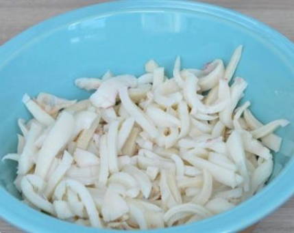 Салат с кальмарами и овощами