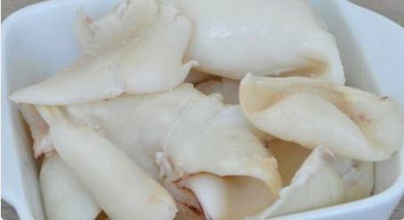 Салат с кальмарами и овощами