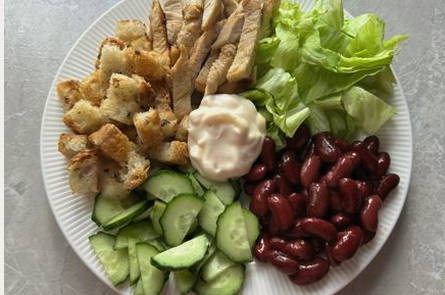Салат с индейкой и красной консервированной фасолью