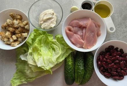 Салат с индейкой и красной консервированной фасолью