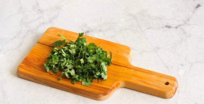 Салат из капусты, редиса и огурца