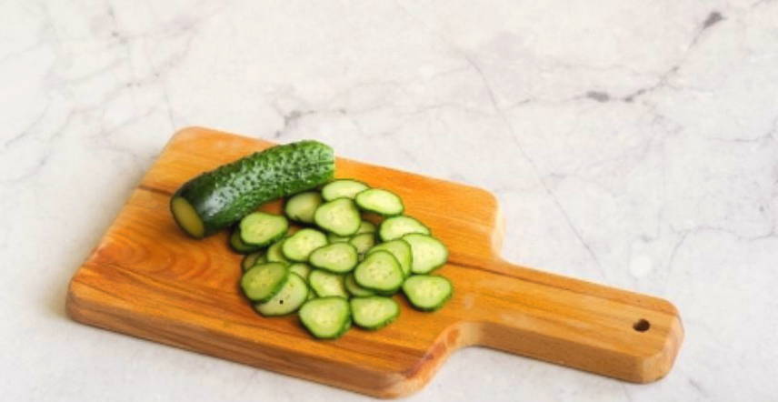 Салат из капусты, редиса и огурца