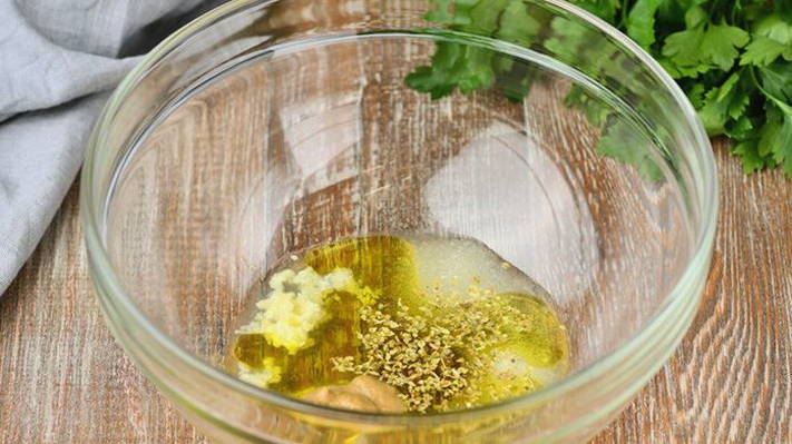Салат с творожным сыром, помидорами и огурцами