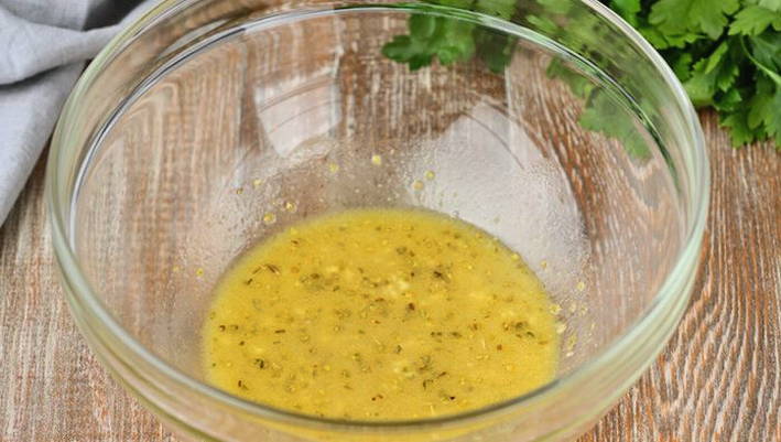 Салат с творожным сыром, помидорами и огурцами