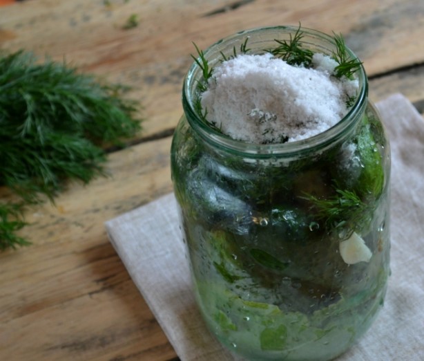 Огурцы, как бочковые, под железные крышки в банках на зиму