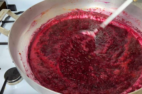 Аджика из свеклы «Пальчики оближешь» на зиму