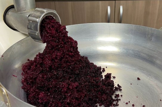 Аджика из свеклы «Пальчики оближешь» на зиму