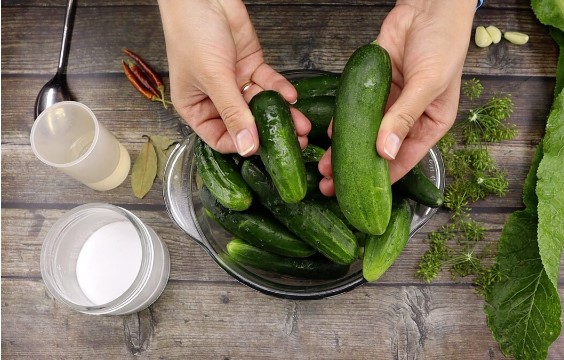 Хрустящие огурцы с хреном и укропом с уксусом на 3-литровую банку без стерилизации на зиму