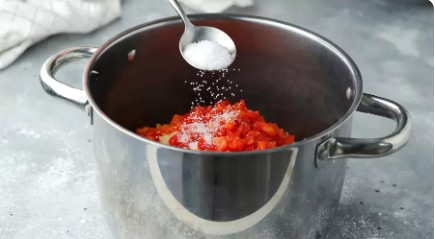 Икра из баклажанов кусочками «Пальчики оближешь» на зиму